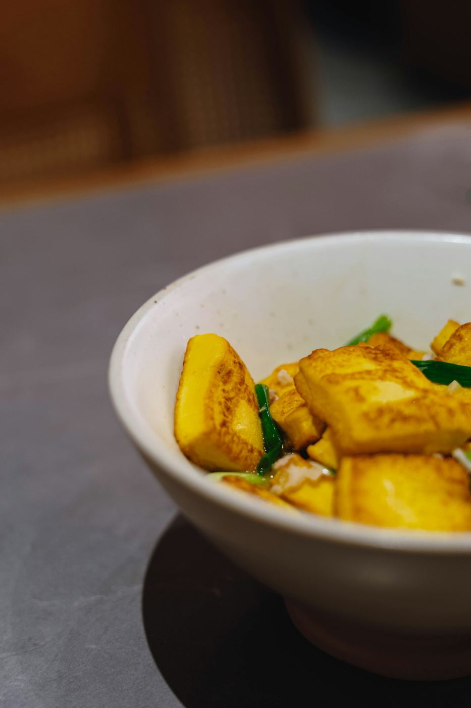 Gebratener Tofu mit Gemüse in einer Schale